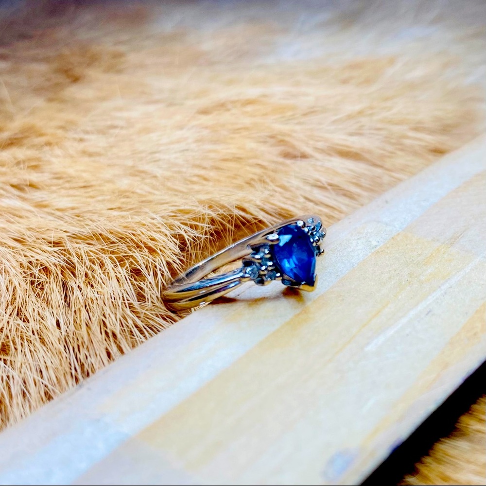 Tanzanite & Diamond Ring